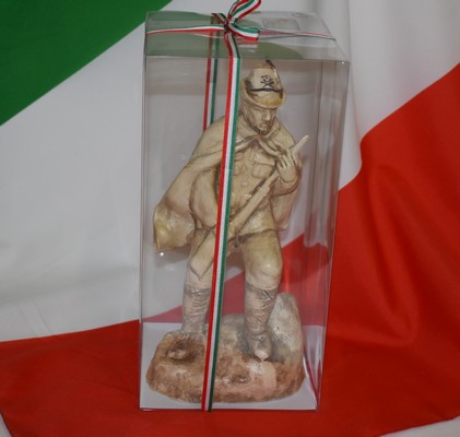 Ceramiche d-Arte di Albisola - Scultura che riproduce un Alpino fuciliere della Prima Guerra Mondiale.